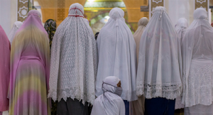 Muslim devotees offer prayers on the first night of Ramadan, in Bireuen of Aceh province, Indonesia, on April 23, 2020. AMANDA JUFRIAN / AFP